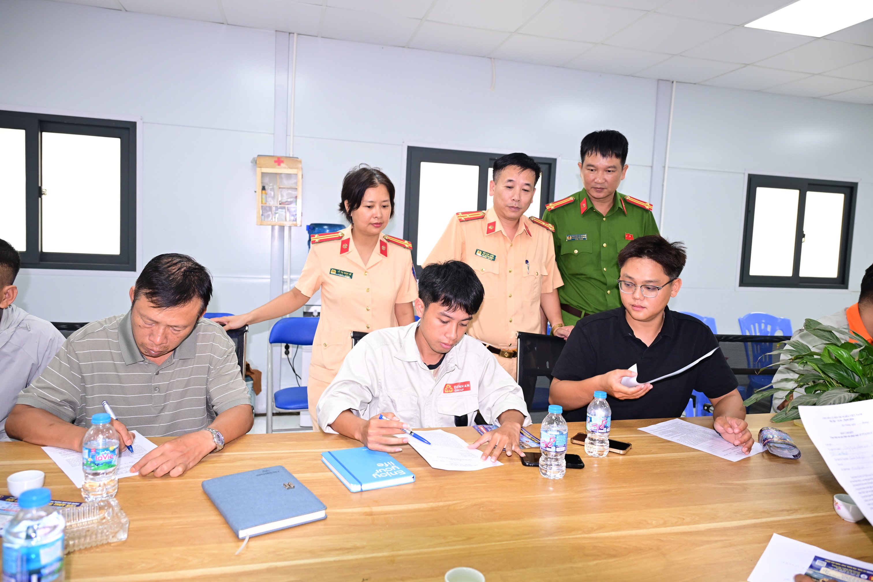 Phòng Cảnh sát giao thông: Tuyên truyền ngăn ngừa nguy cơ mất an toàn giao thông tuyến đường Phạm Văn Đồng (phường Hưng Đạo)